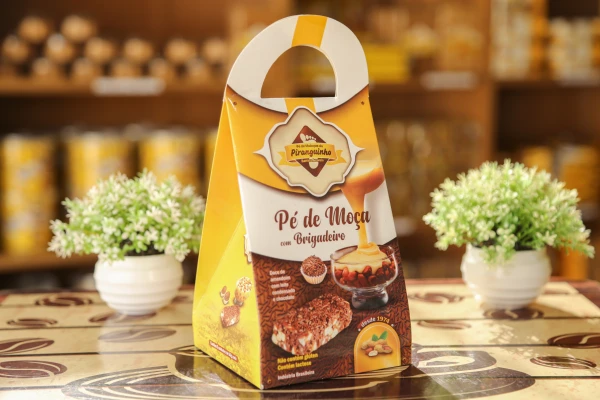 display pé de moça com brigadeiro barraca amarela pé de moleque piranguinho